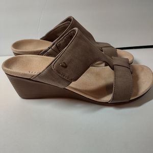 💕🤎🤎Vionic wedges size 6 tan.